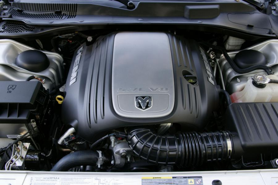 Dodge Charger R/T 2005 года  (фото 27 из 81)